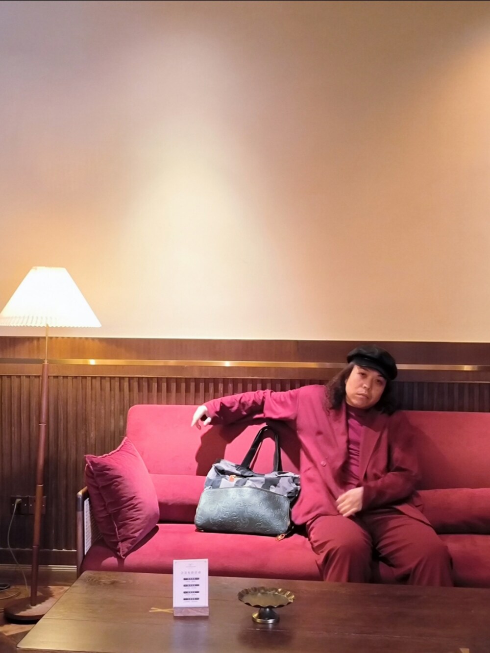 「Lounge Wearのアイテム（テーラードジャケット、レッド系）」を使った、Panda Ngさん（メンズ・180cm）の秋コーディネートの3枚目の写真