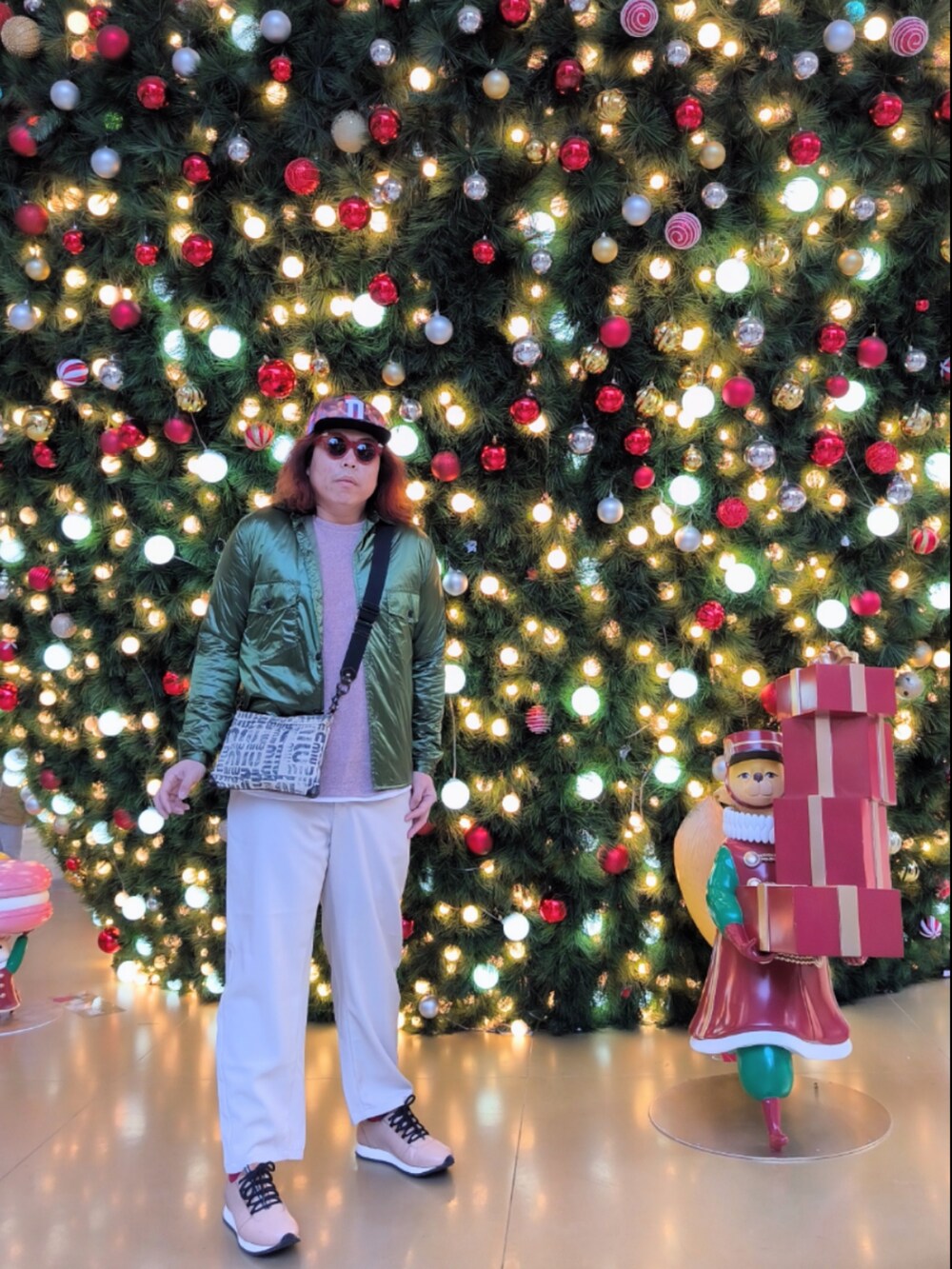 「miu miuのアイテム（バッグ、ベージュ系）」を使った、Panda Ngさん（メンズ・180cm）の冬コーディネートの4枚目の写真