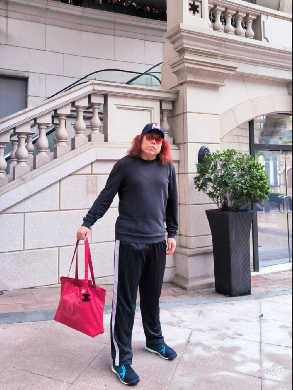 「CHANELのアイテム（エコバッグ/サブバッグ、レッド系）」を使った、Panda Ngさん（メンズ・180cm）の秋コーディネートの2枚目の写真