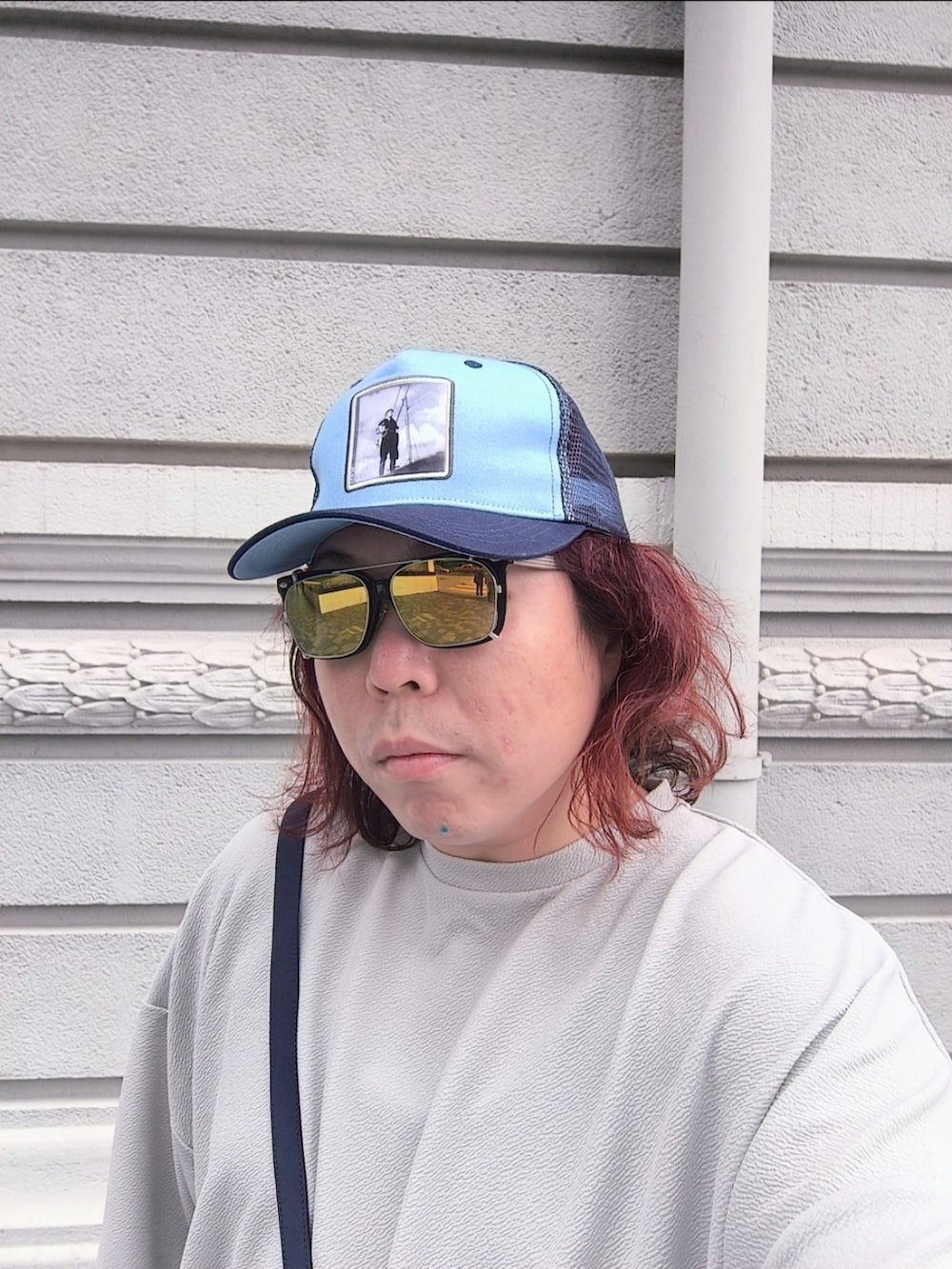 「miu miuのアイテム（ボディバッグ/ウエストポーチ、ブルー系）」を使った、Panda Ngさん（メンズ・180cm）の冬コーディネートの3枚目の写真