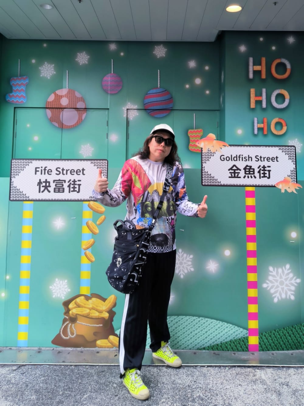 「KENZOのアイテム（メッセンジャーバッグ、ブラック系）」を使った、Panda Ngさん（メンズ・180cm）の冬コーディネートの3枚目の写真