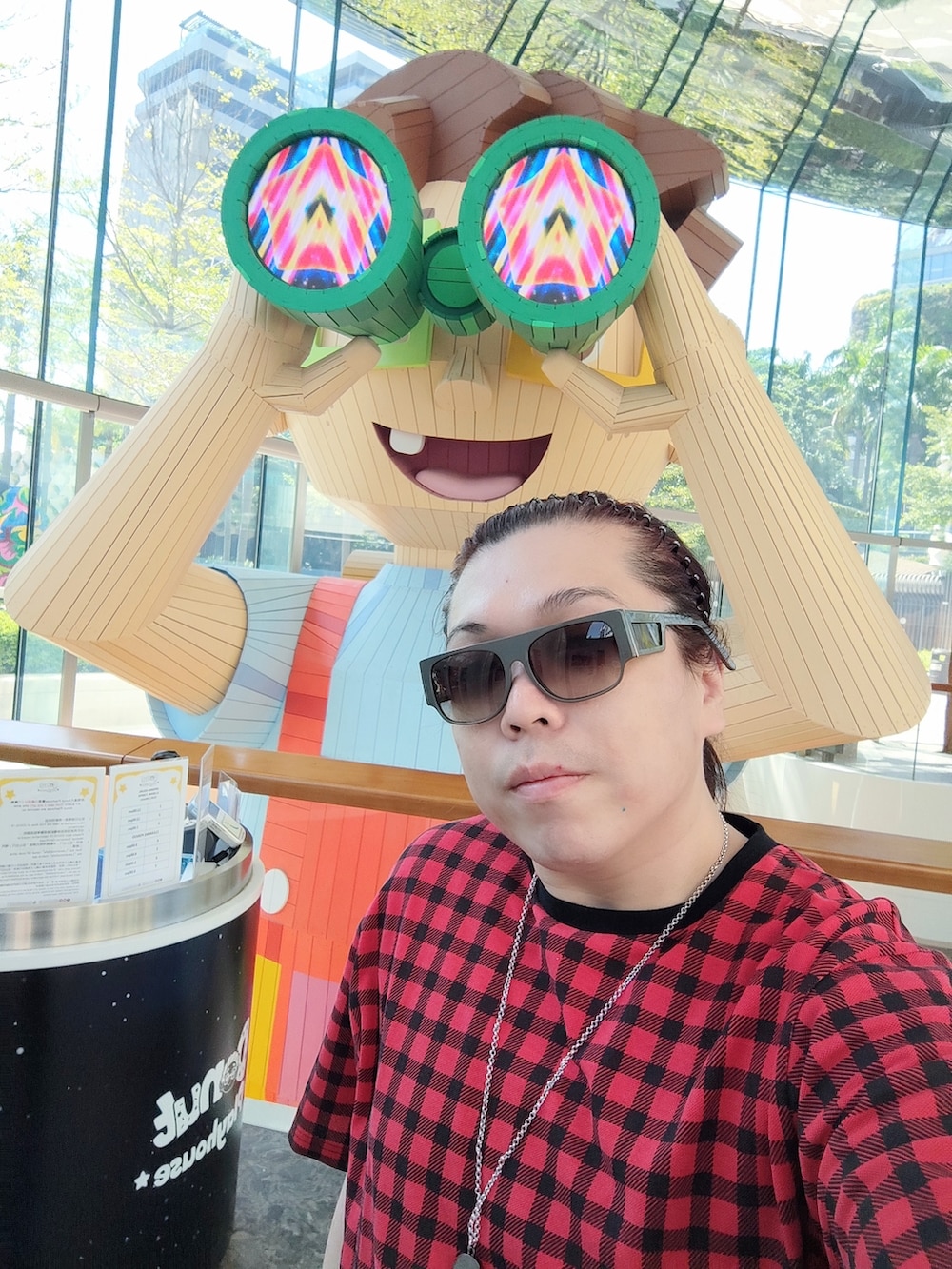 「BLACK SCALEのアイテム（Tシャツ/カットソー、レッド系）」を使った、Panda Ngさん（メンズ・180cm）の秋コーディネートの4枚目の写真