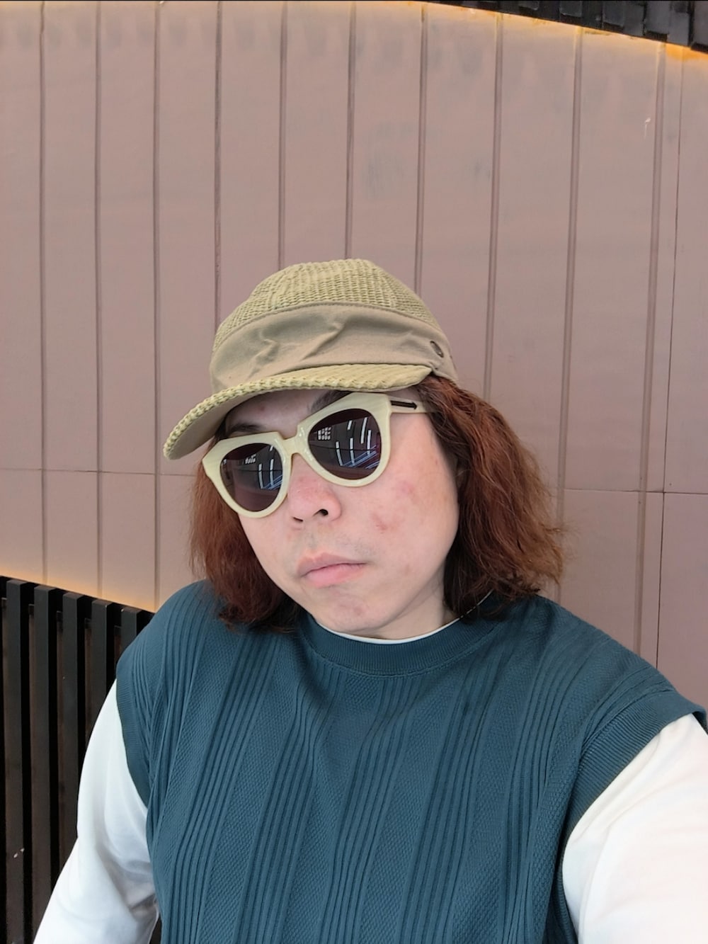「GUのアイテム（チノパンツ、ベージュ系）」を使った、Panda Ngさん（メンズ・180cm）の春コーディネートの2枚目の写真