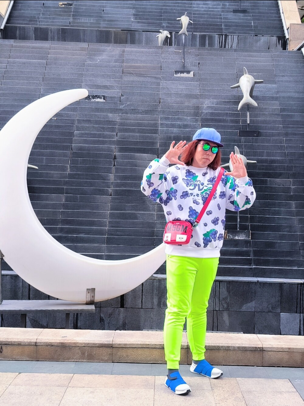 「FESSURAのアイテム（スニーカー、ブルー系）」を使った、Panda Ngさん（メンズ・180cm）の春コーディネートの3枚目の写真