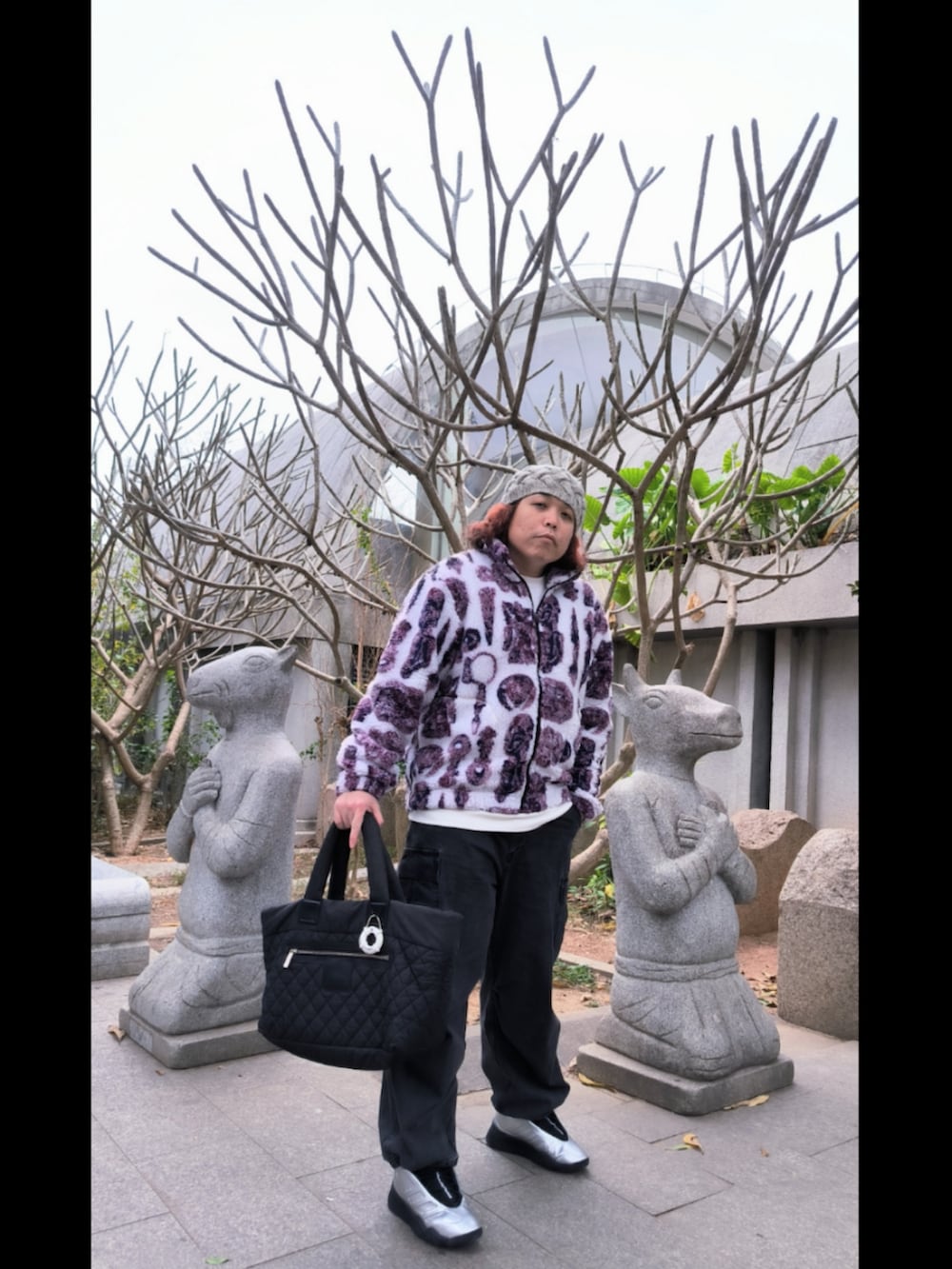 「CHANELのアイテム（メッセンジャーバッグ、グレー系）」を使った、Panda Ngさん（メンズ・180cm）の冬コーディネートの5枚目の写真