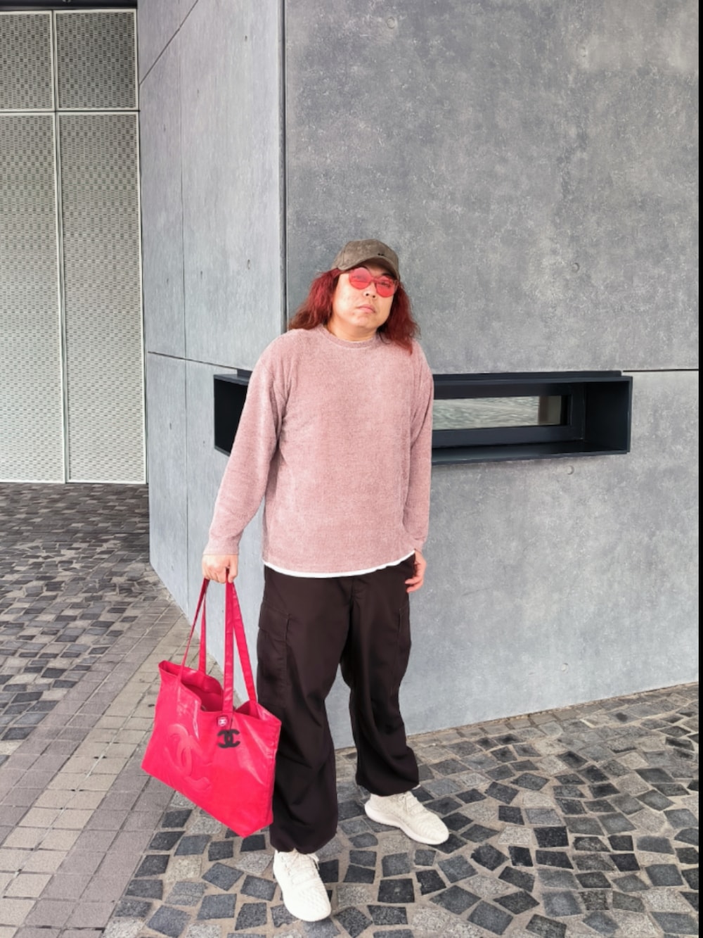 「CHANELのアイテム（エコバッグ/サブバッグ、レッド系）」を使った、Panda Ngさん（メンズ・180cm）の秋コーディネートの2枚目の写真
