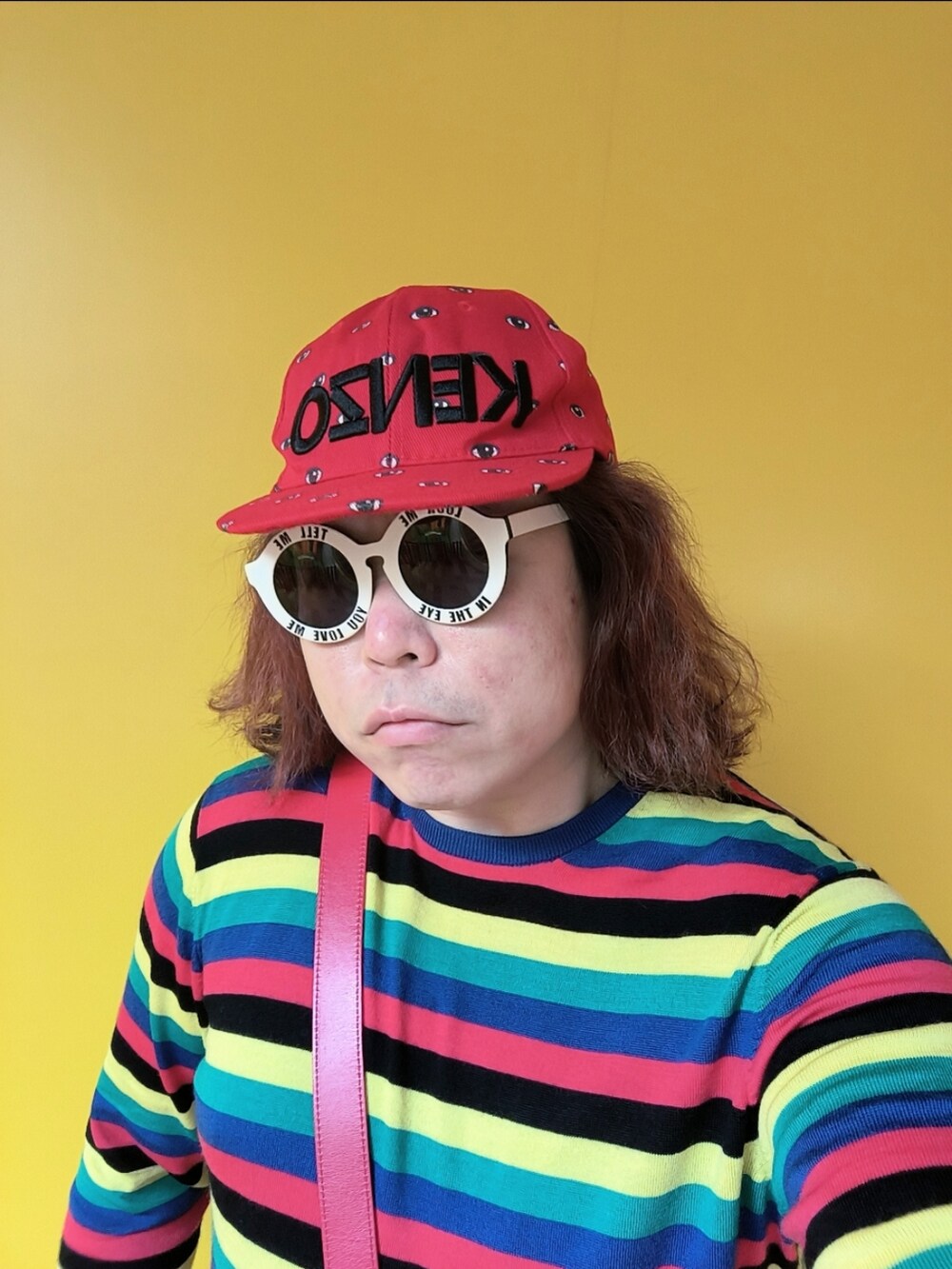 「KENZOのアイテム（サンバイザー、レッド系）」を使った、Panda Ngさん（メンズ・180cm）の夏コーディネートの4枚目の写真