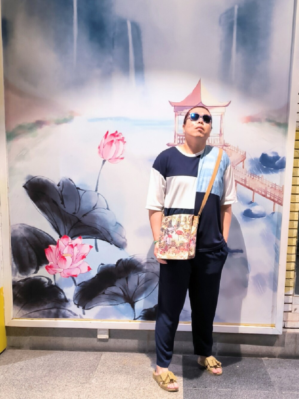 「asosのアイテム（チノパンツ、ブルー系）」を使った、Panda Ngさん（メンズ・180cm）の夏コーディネートの2枚目の写真