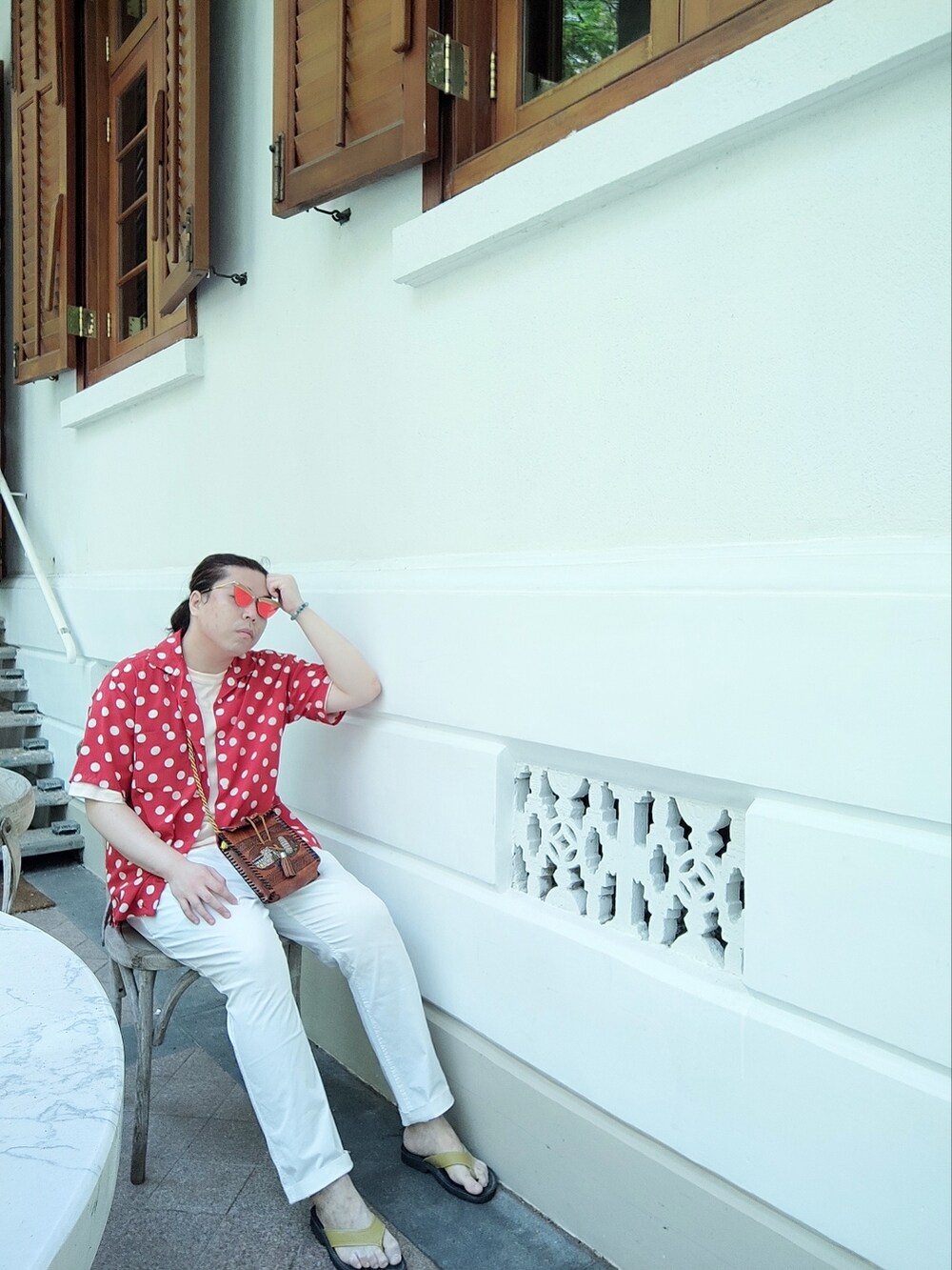 「H&Mのアイテム（チノパンツ、ホワイト系）」を使った、Panda Ngさん（メンズ・180cm）の夏コーディネートの2枚目の写真