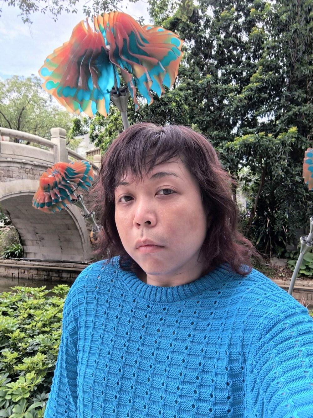 「CHANELのアイテム（エコバッグ/サブバッグ、ブルー系）」を使った、Panda Ngさん（メンズ・180cm）の春コーディネートの4枚目の写真