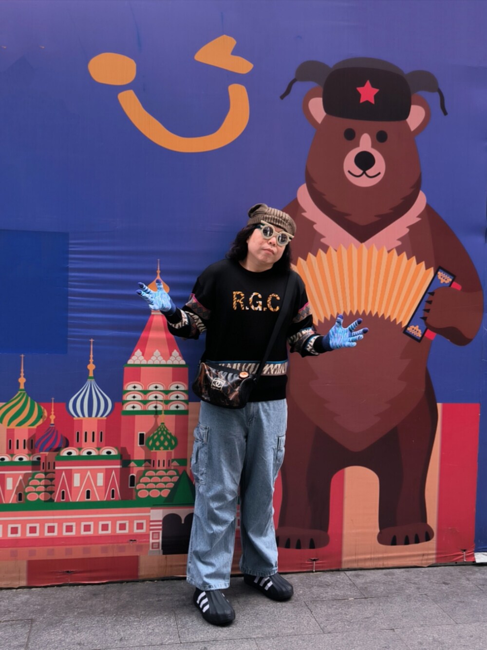 「CHANELのアイテム（ドラムバッグ、ブラウン系）」を使った、Panda Ngさん（メンズ・180cm）の春コーディネートの2枚目の写真
