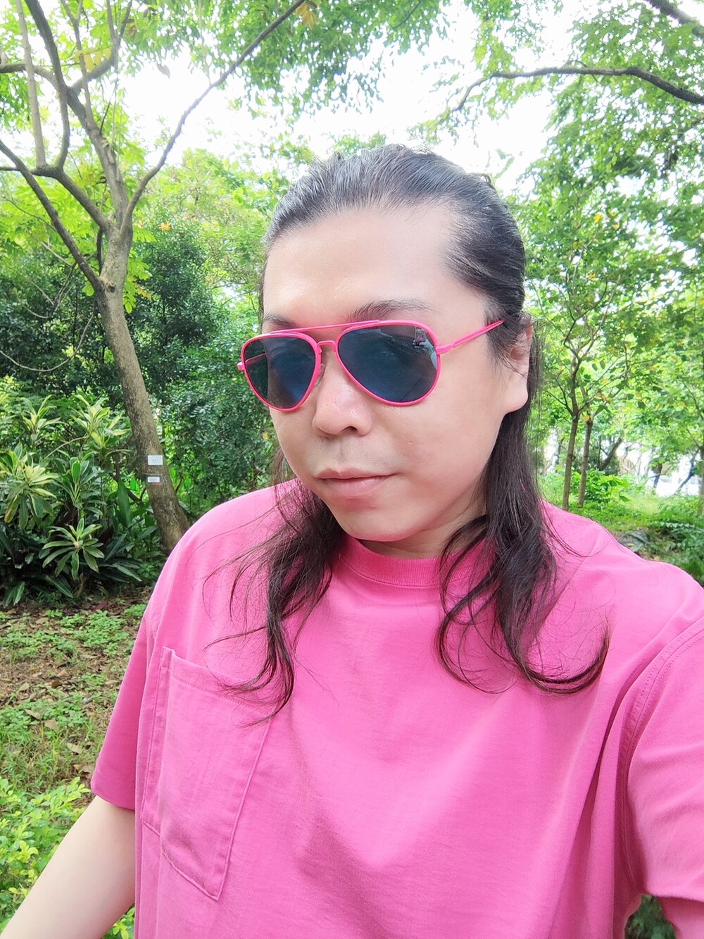 「niko and...のアイテム（Tシャツ/カットソー、ピンク系）」を使った、Panda Ngさん（メンズ・180cm）の夏コーディネートの2枚目の写真