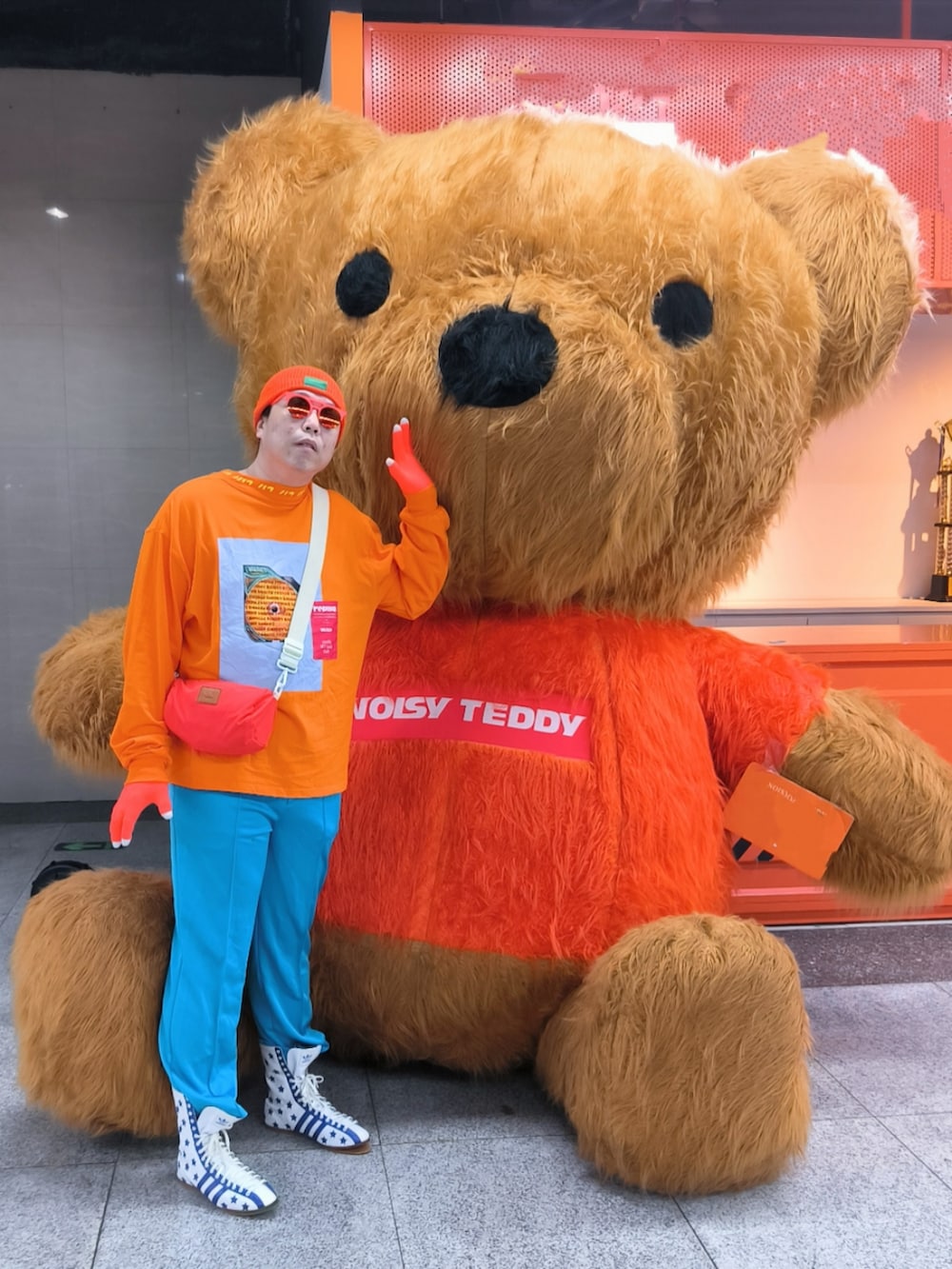 「Acne Studiosのアイテム（ボディバッグ/ウエストポーチ、オレンジ系）」を使った、Panda Ngさん（メンズ・180cm）の春コーディネートの3枚目の写真