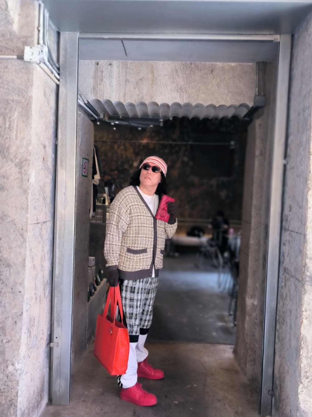 「CHANELのアイテム（ショルダーバッグ、レッド系）」を使った、Panda Ngさん（メンズ・180cm）の春コーディネートの3枚目の写真