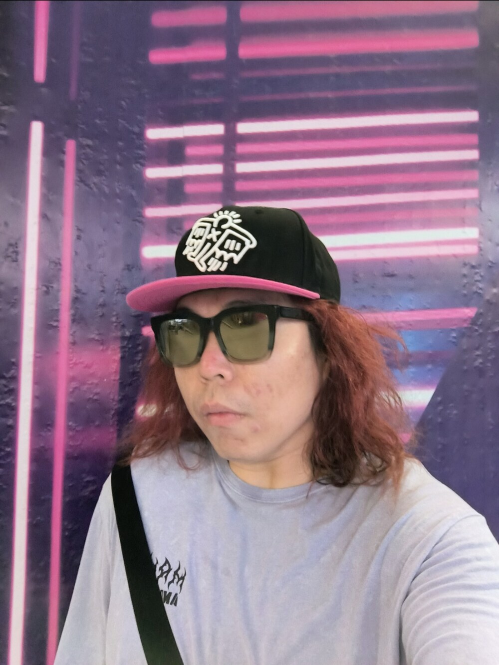 「MAUI and Sonsのアイテム（Tシャツ/カットソー、パープル系）」を使った、Panda Ngさん（メンズ・180cm）の秋コーディネートの4枚目の写真