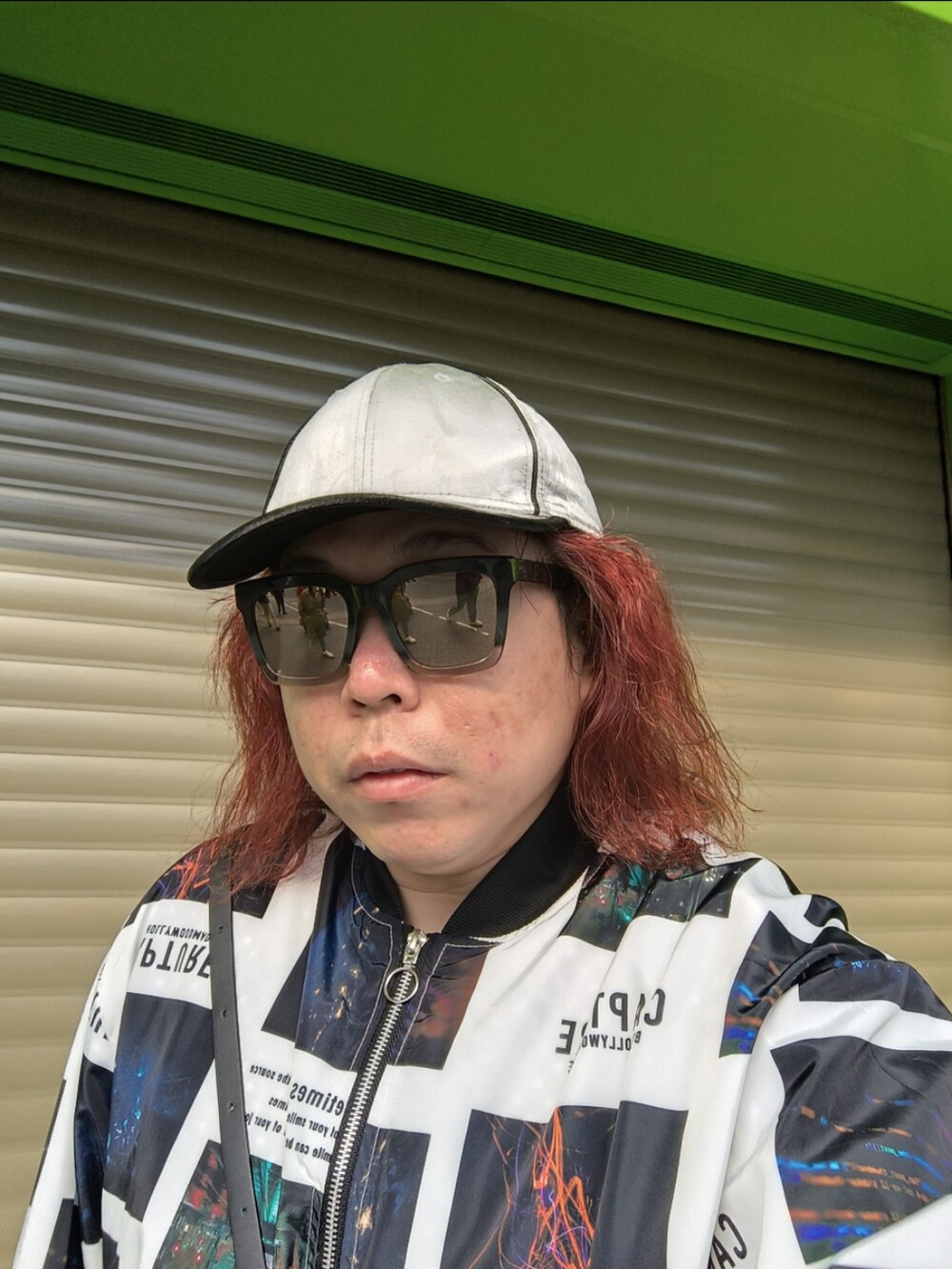 その他のトレンチコート、ブラック系のパンツ、グレー系のスニーカーを着用したメンズの冬コーディネートの2枚目の写真