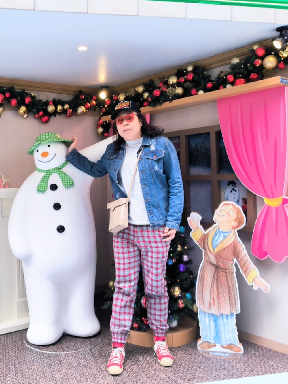 「GIENCHIのアイテム（スニーカー、レッド系）」を使った、Panda Ngさん（メンズ・180cm）の冬コーディネートの3枚目の写真