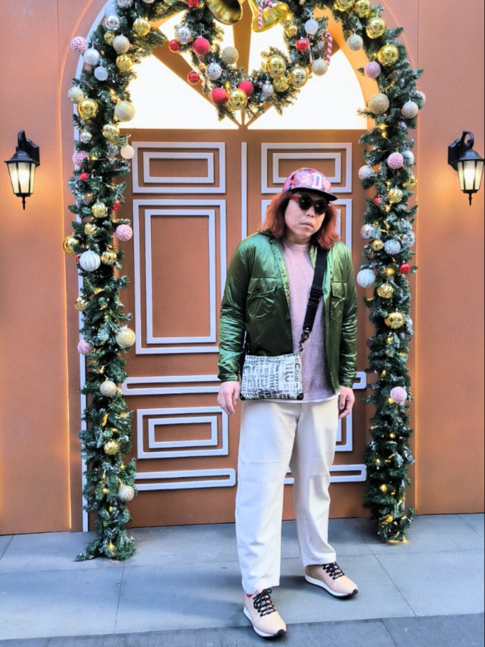 「miu miuのアイテム（バッグ、ベージュ系）」を使った、Panda Ngさん（メンズ・180cm）の冬コーディネートの2枚目の写真