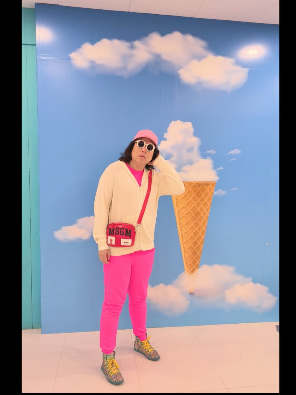 「MSGMのアイテム（バッグ、レッド系）」を使った、Panda Ngさん（メンズ・180cm）の夏コーディネートの3枚目の写真