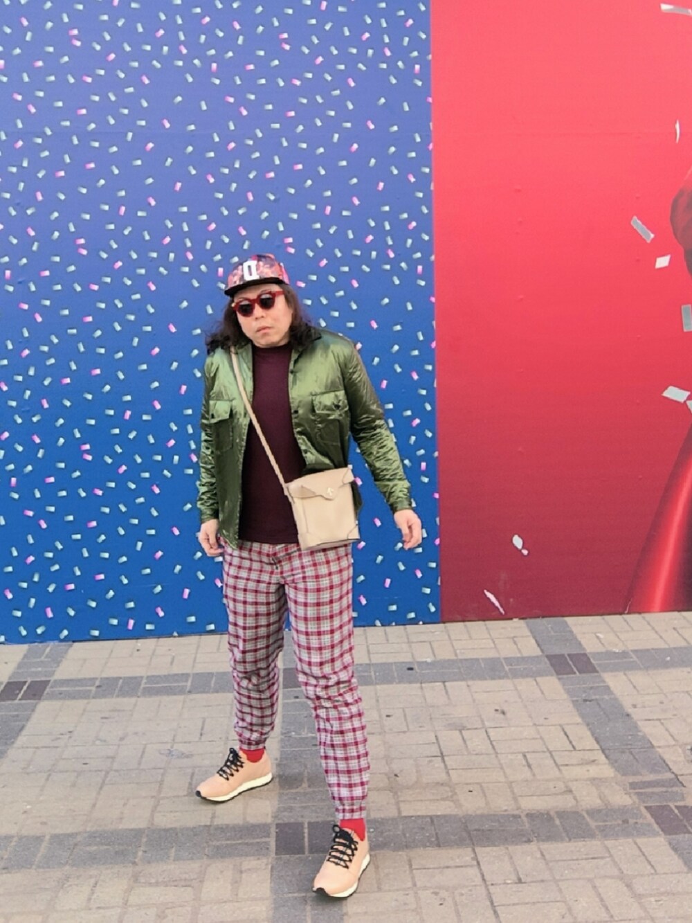 「DNINE RESERVEのアイテム（サンバイザー、レッド系）」を使った、Panda Ngさん（メンズ・180cm）の秋コーディネートの2枚目の写真