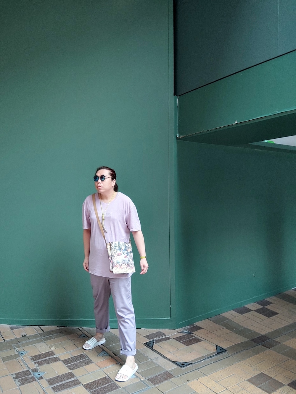 「GUのアイテム（チノパンツ、パープル系）」を使った、Panda Ngさん（メンズ・180cm）の秋コーディネートの2枚目の写真