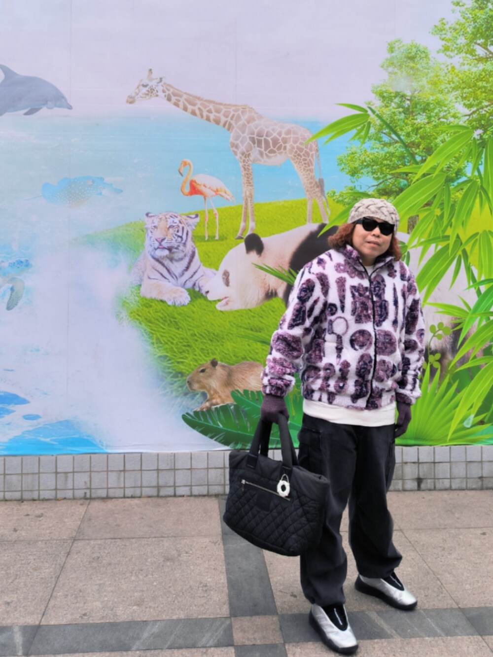 「CHANELのアイテム（メッセンジャーバッグ、グレー系）」を使った、Panda Ngさん（メンズ・180cm）の冬コーディネートの2枚目の写真