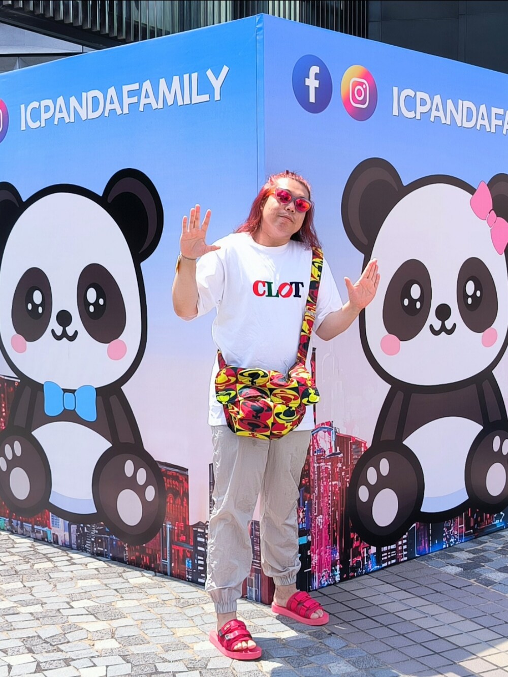「suicokeのアイテム（サンダル、レッド系）」を使った、Panda Ngさん（メンズ・180cm）の秋コーディネートの3枚目の写真