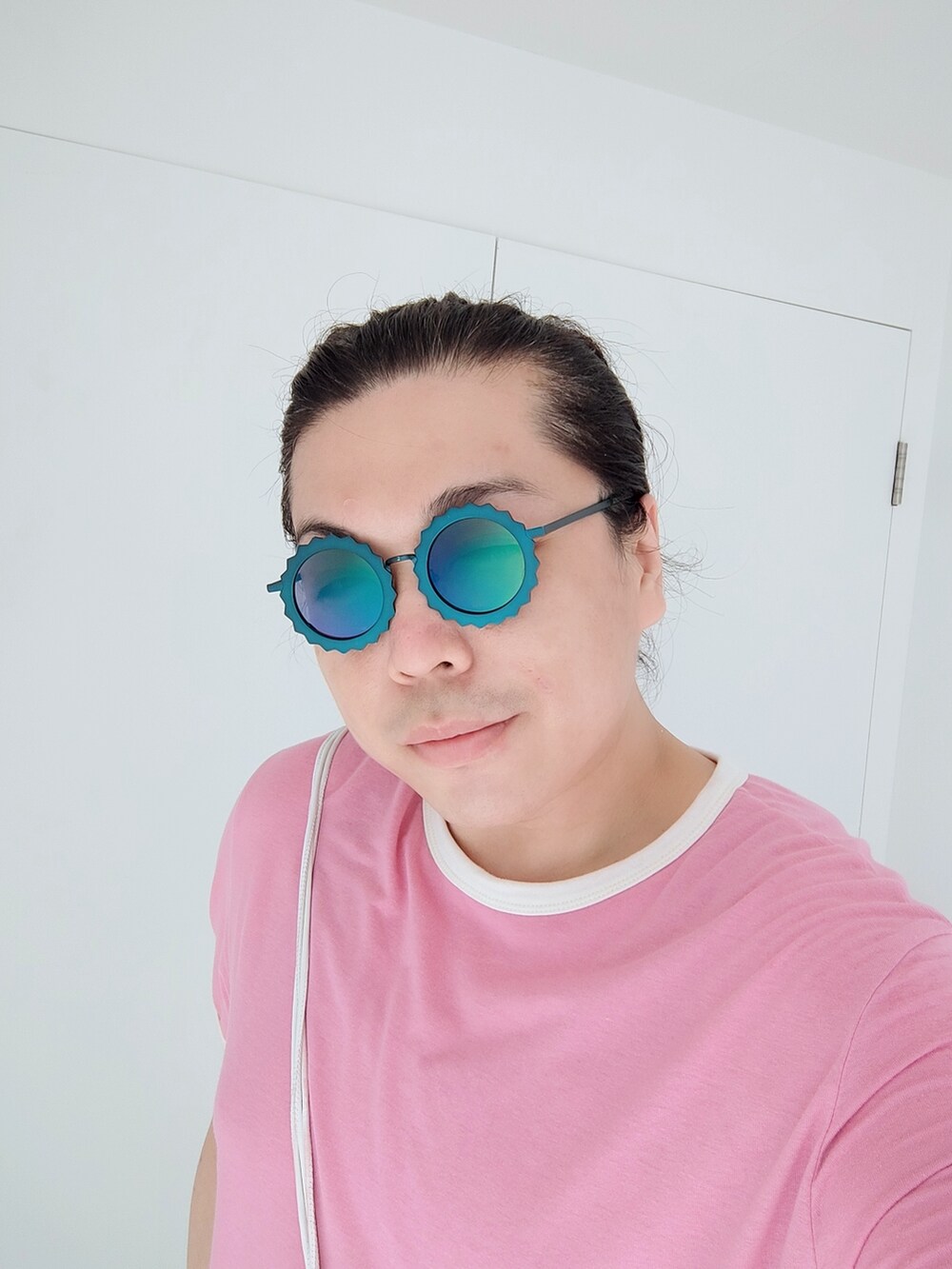 「FOREVER 21のアイテム（Tシャツ/カットソー、ピンク系）」を使った、Panda Ngさん（メンズ・180cm）の夏コーディネートの4枚目の写真