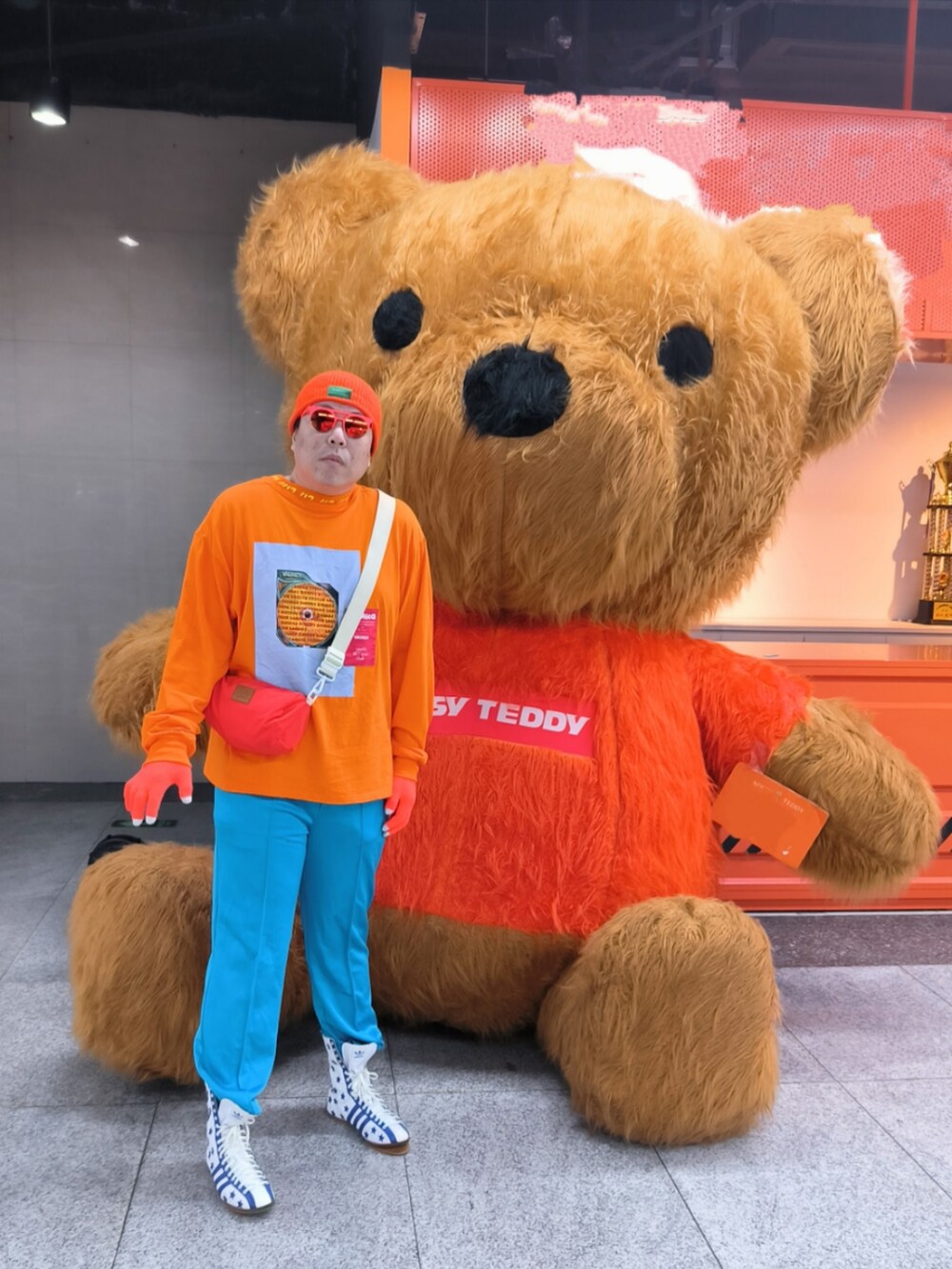 「Acne Studiosのアイテム（ボディバッグ/ウエストポーチ、オレンジ系）」を使った、Panda Ngさん（メンズ・180cm）の春コーディネートの4枚目の写真
