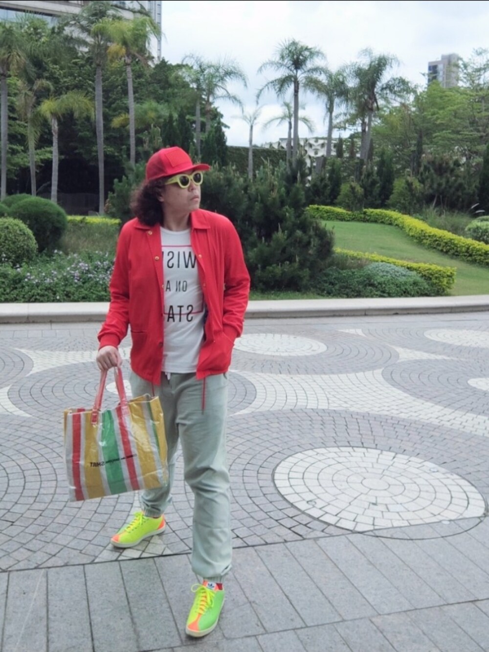 「街頭穿搭」｜「adidas X jeremy scottのアイテム（スニーカー、その他）」を使った、Panda Ngさん（メンズ・180cm）の春コーディネートの3枚目の写真
