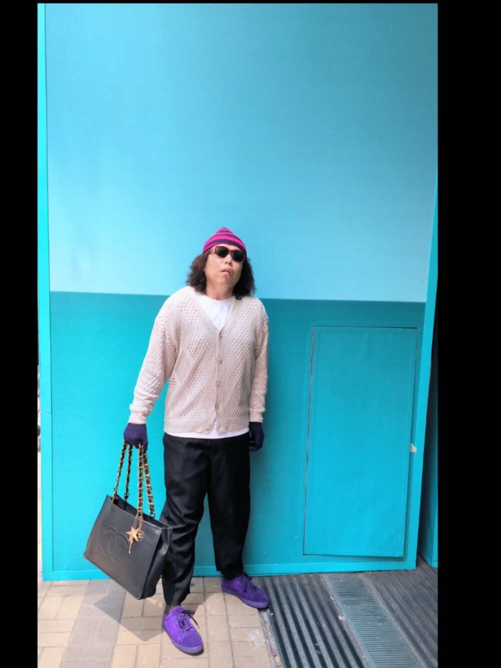 「CHANELのアイテム（トートバッグ、ブラック系）」を使った、Panda Ngさん（メンズ・180cm）の春コーディネートの3枚目の写真