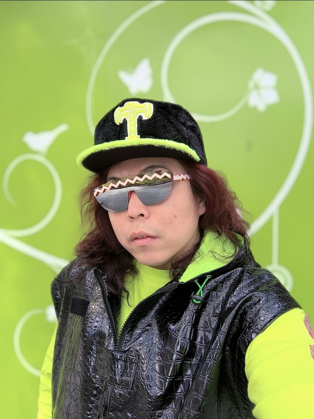 「GIVENCHYのアイテム（トートバッグ、オレンジ系）」を使った、Panda Ngさん（メンズ・180cm）の冬コーディネートの2枚目の写真