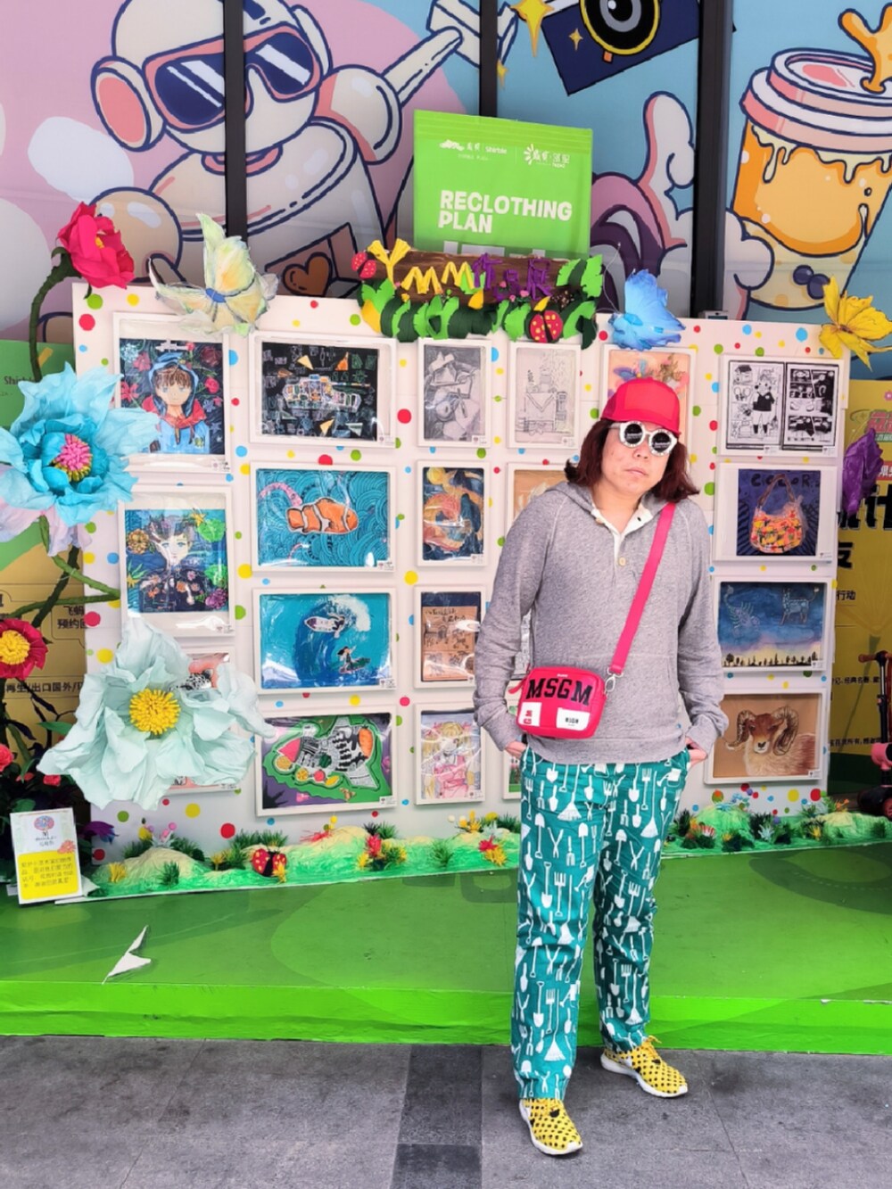 「NIKEのアイテム（スニーカー、イエロー系）」を使った、Panda Ngさん（メンズ・180cm）の春コーディネートの2枚目の写真