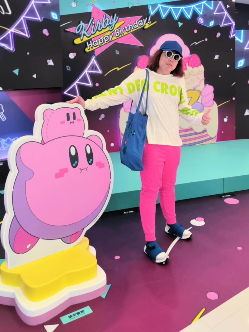 「no brandのアイテム（Tシャツ/カットソー、ホワイト系）」を使った、Panda Ngさん（メンズ・180cm）の春コーディネートの2枚目の写真