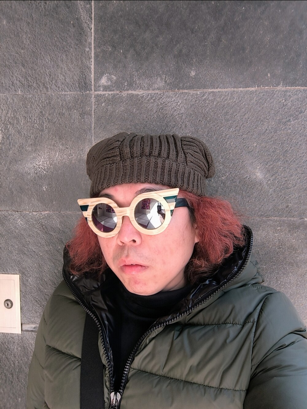 「DUVETICAのアイテム（ダウンジャケット/コート、グリーン系）」を使った、Panda Ngさん（メンズ・180cm）の冬コーディネートの5枚目の写真