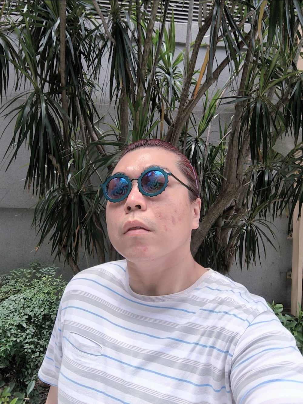 「CARVENのアイテム（Tシャツ/カットソー、グレー系）」を使った、Panda Ngさん（メンズ・180cm）の夏コーディネートの4枚目の写真