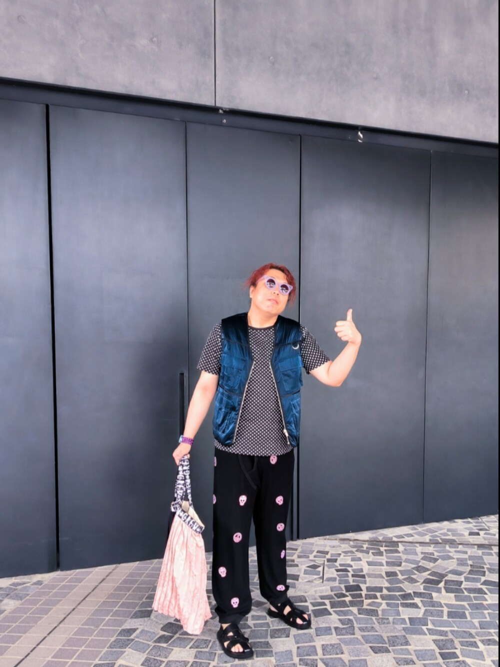 「marjan pejoskiのアイテム（チノパンツ、ブラック系）」を使った、Panda Ngさん（メンズ・180cm）の秋コーディネートの2枚目の写真