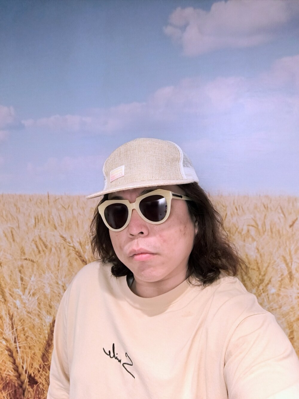 「MIHARA UIのアイテム（Tシャツ/カットソー、ベージュ系）」を使った、Panda Ngさん（メンズ・180cm）の春コーディネートの2枚目の写真
