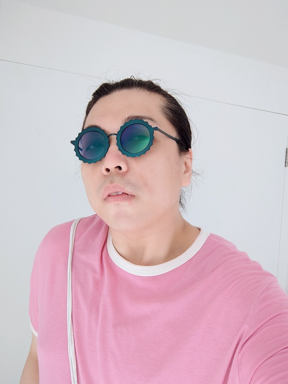 「FOREVER 21のアイテム（Tシャツ/カットソー、ピンク系）」を使った、Panda Ngさん（メンズ・180cm）の夏コーディネートの5枚目の写真