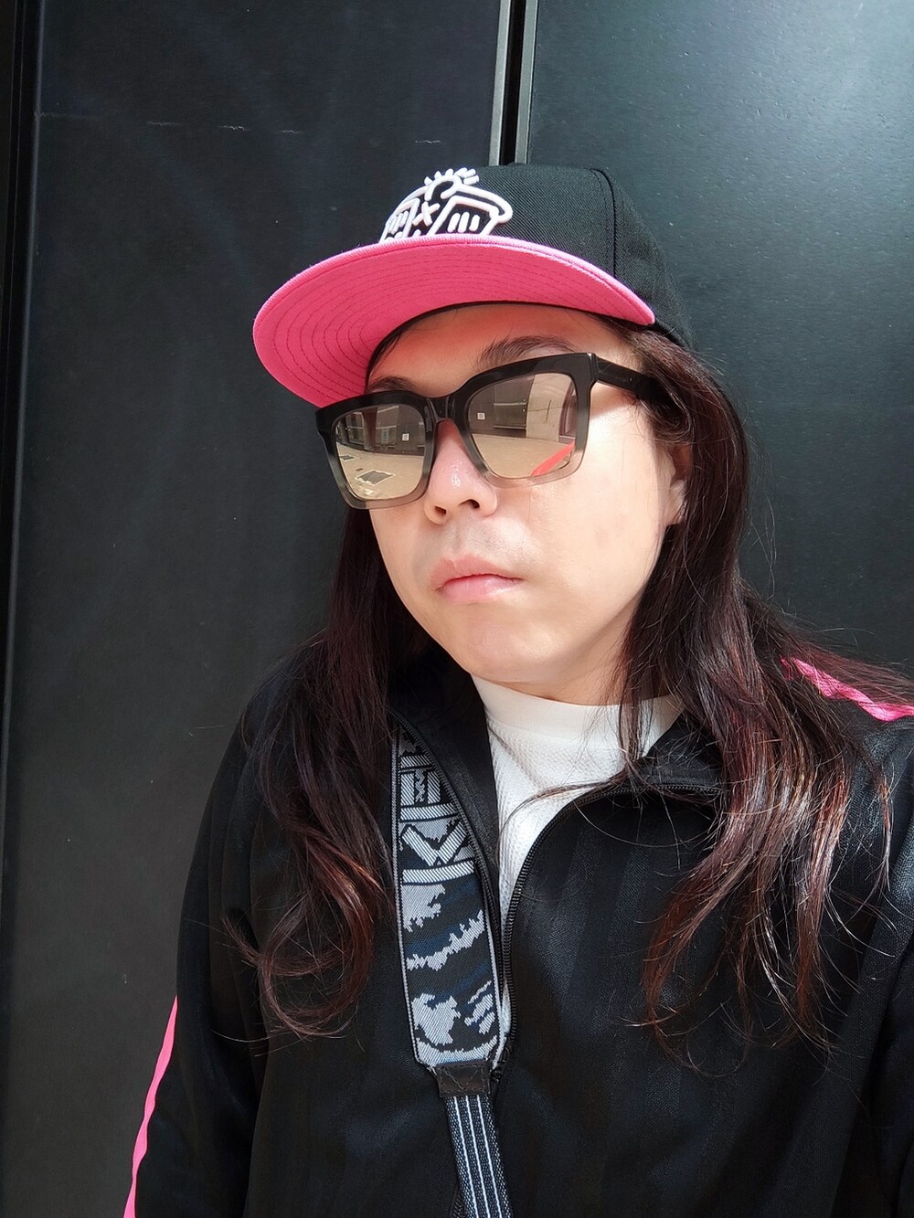 「ITALIAのアイテム（スタジャン、ブラック系）」を使った、Panda Ngさん（メンズ・180cm）の秋コーディネートの3枚目の写真