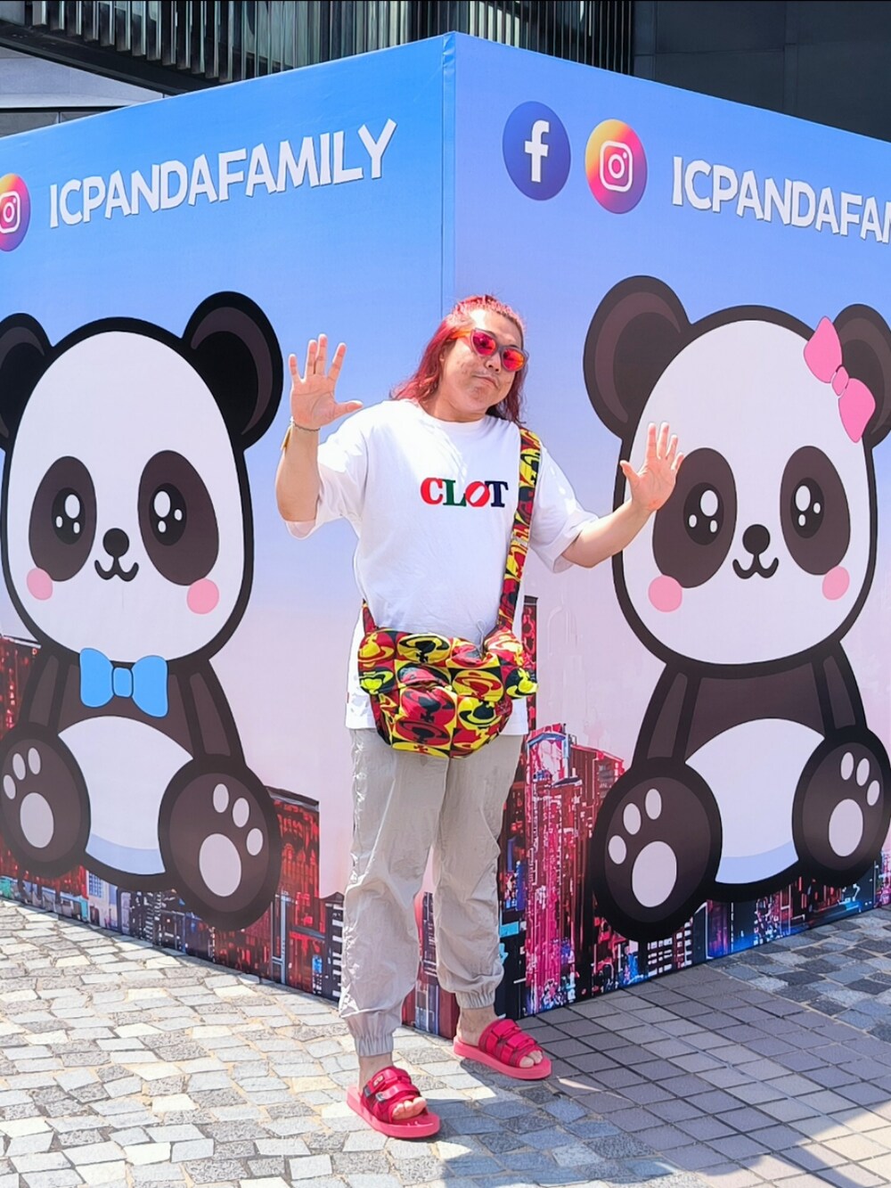 「suicokeのアイテム（サンダル、レッド系）」を使った、Panda Ngさん（メンズ・180cm）の秋コーディネートの2枚目の写真