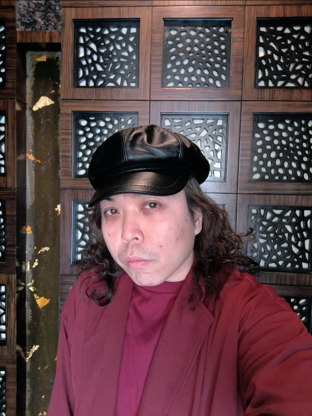 「Lounge Wearのアイテム（テーラードジャケット、レッド系）」を使った、Panda Ngさん（メンズ・180cm）の秋コーディネートの4枚目の写真