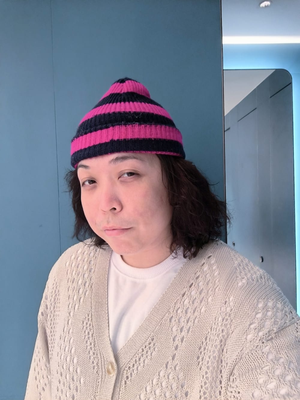「CHANELのアイテム（トートバッグ、ブラック系）」を使った、Panda Ngさん（メンズ・180cm）の春コーディネートの4枚目の写真