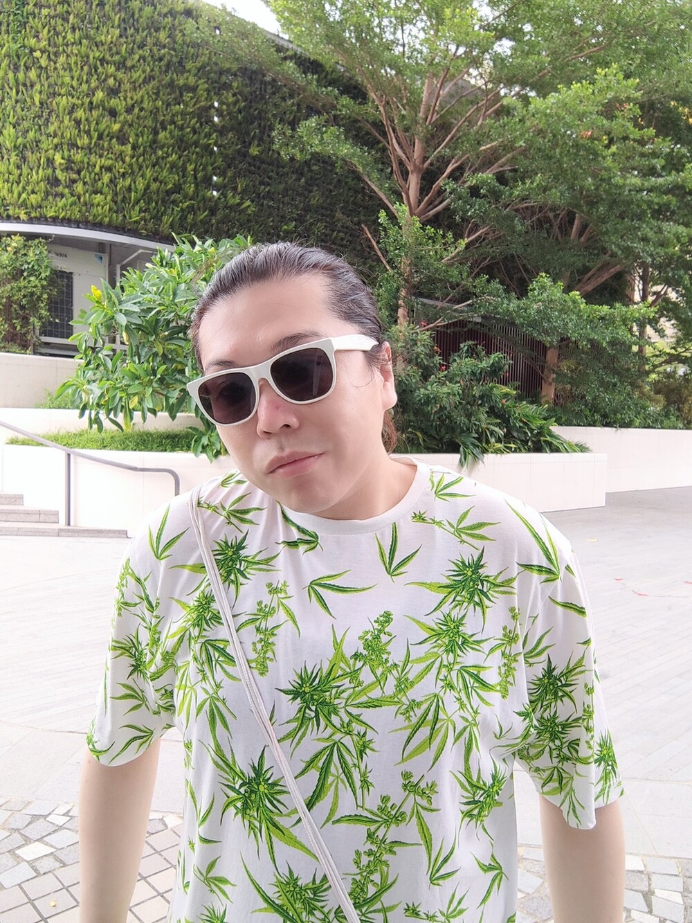 「BLACK SCALEのアイテム（Tシャツ/カットソー、グリーン系）」を使った、Panda Ngさん（メンズ・180cm）の夏コーディネートの4枚目の写真