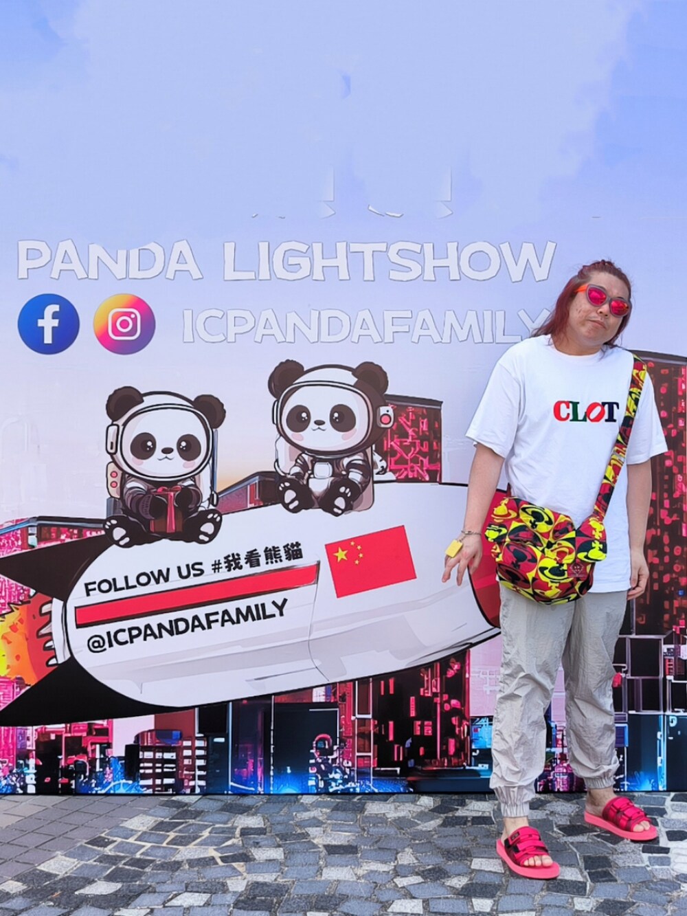 「suicokeのアイテム（サンダル、レッド系）」を使った、Panda Ngさん（メンズ・180cm）の秋コーディネートの4枚目の写真