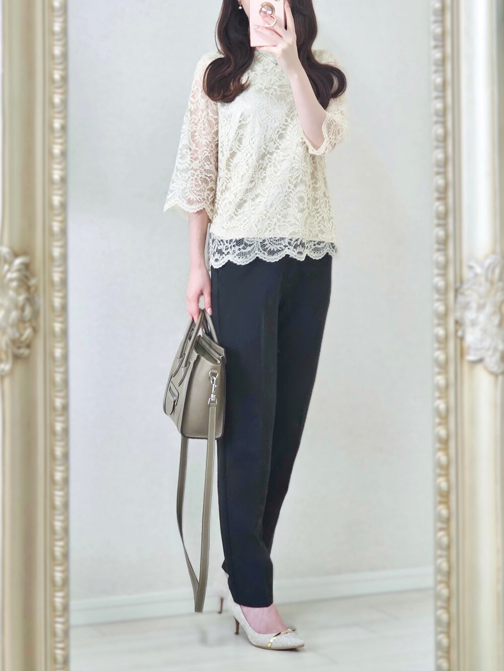 ブラック系のスーツセット、ベージュ系のバッグ、ベージュ系のパンプスを着用したレディースの夏コーディネートの2枚目の写真