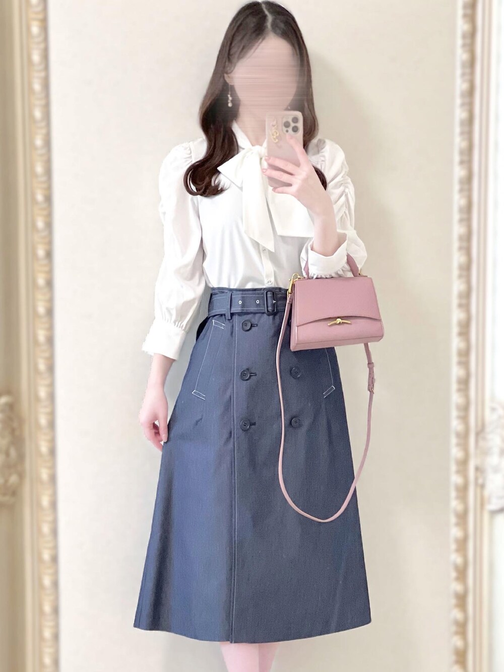 ホワイト系のシャツ/ブラウス、ブルー系のデニムスカート、ピンク系のハンドバッグを着用したレディースの冬コーディネートの2枚目の写真
