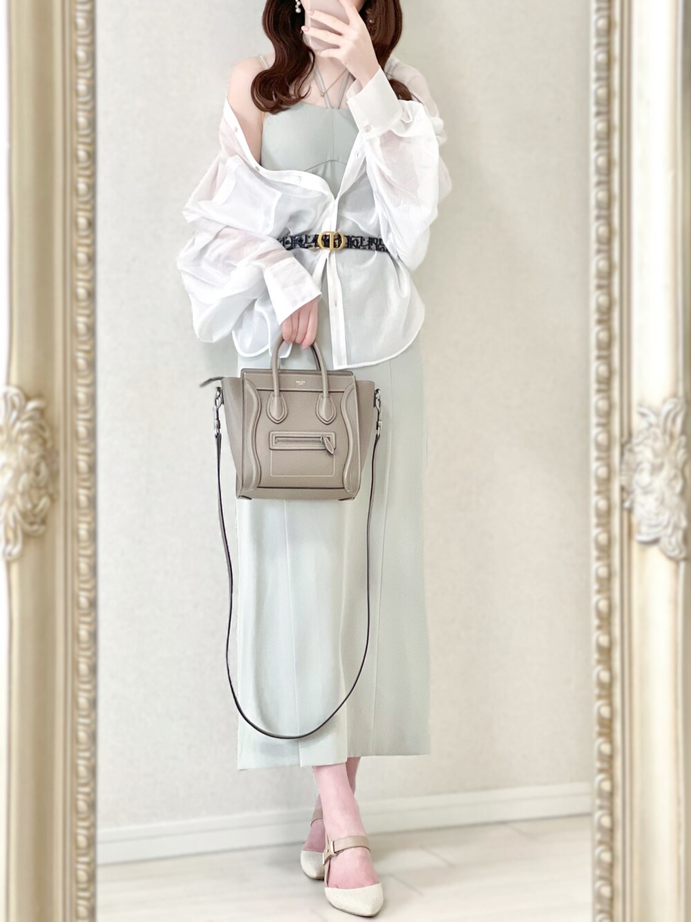 ホワイト系のシャツ/ブラウス、グリーン系のワンピース、ベージュ系のバッグを着用したレディースの春コーディネートの2枚目の写真