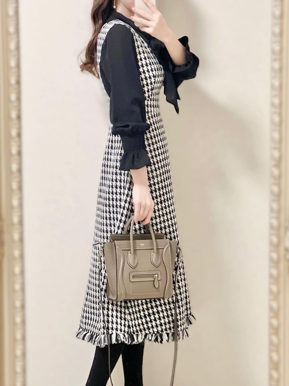 ブラック系のシャツ/ブラウス、その他のワンピース、ベージュ系のバッグを着用したレディースの秋コーディネートの3枚目の写真