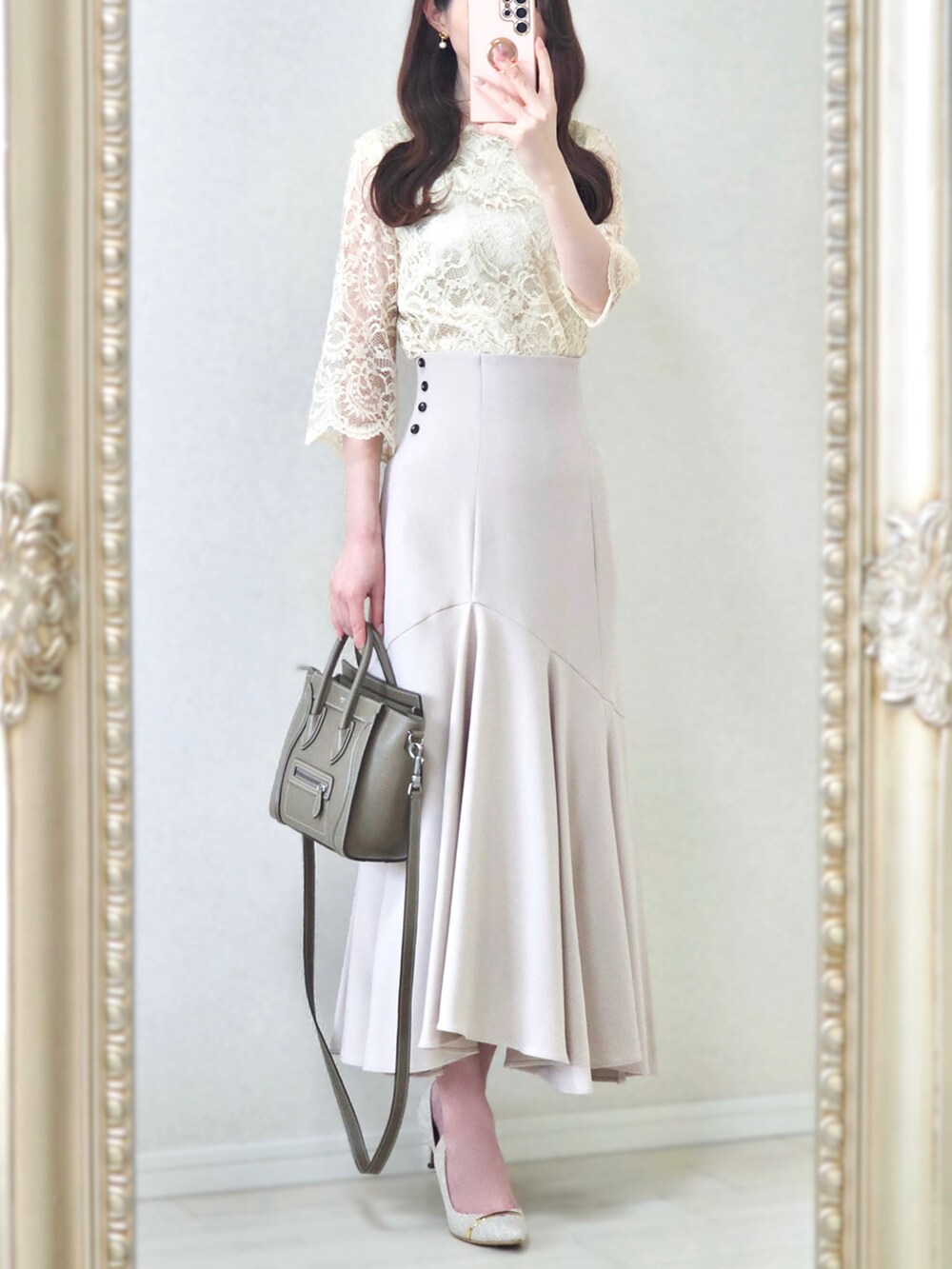 ブラック系のスーツセット、ベージュ系のバッグ、ベージュ系のパンプスを着用したレディースの夏コーディネートの4枚目の写真